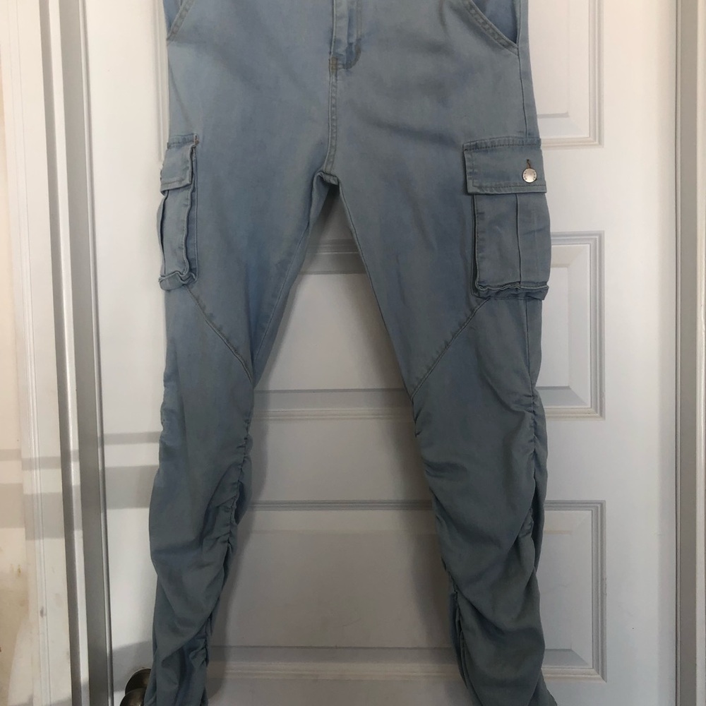 Women Stacked scrunch leg Blue Cargo Jeans size medium with stretch